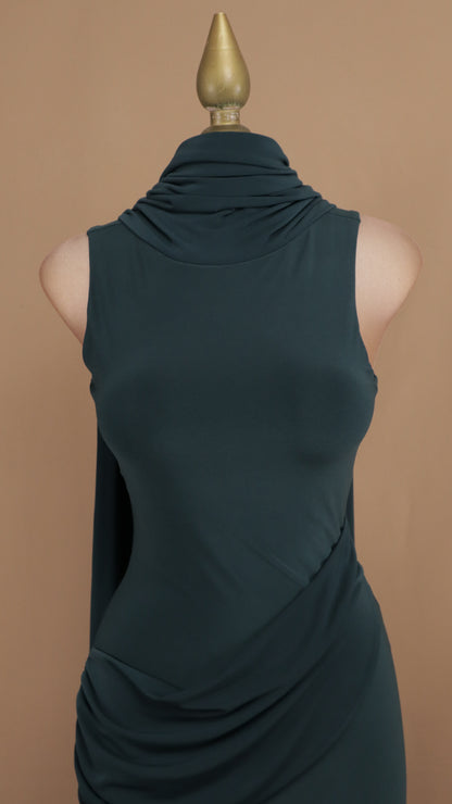 Vestido largo con cauda en cuello