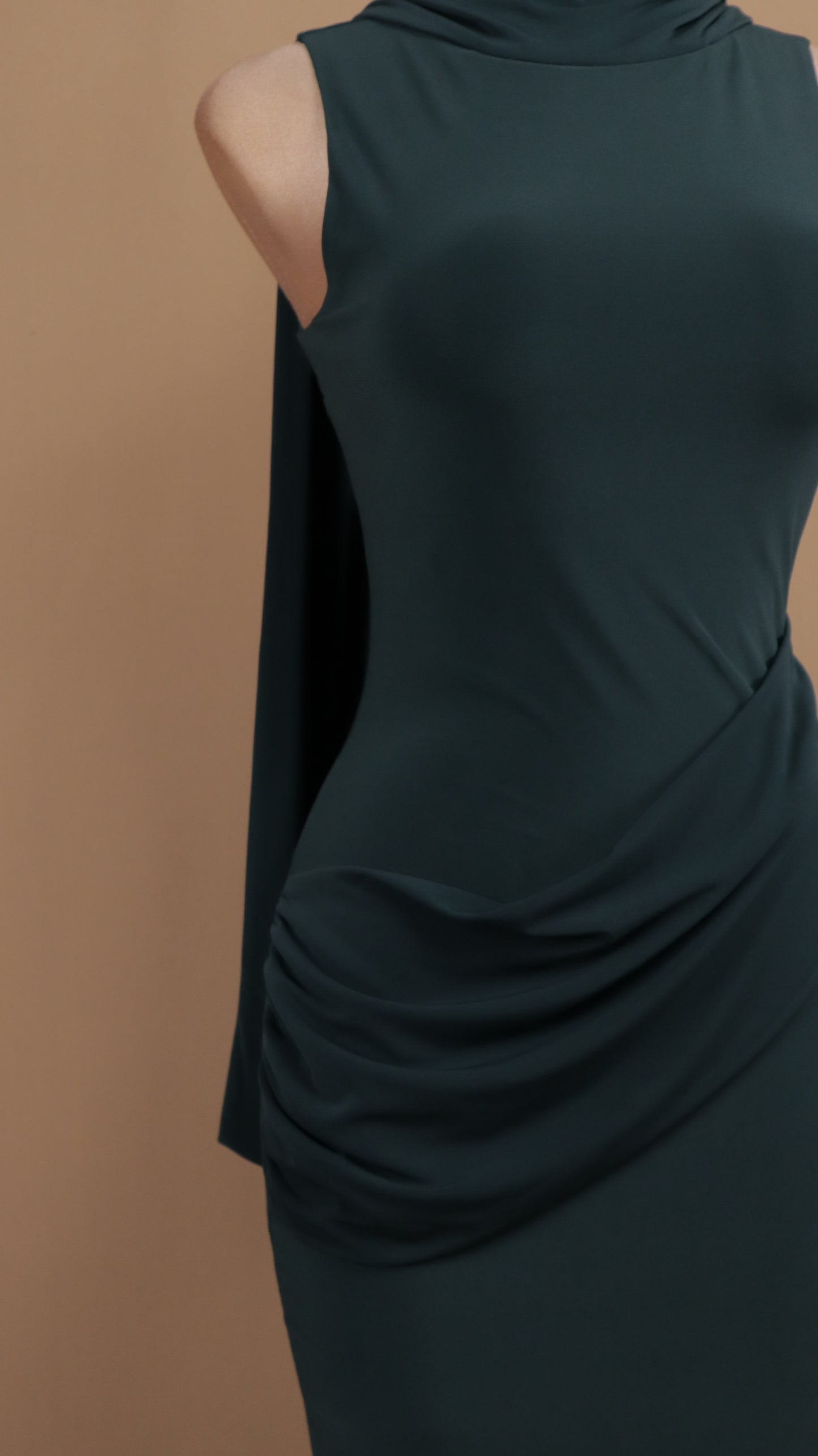 Vestido largo con cauda en cuello