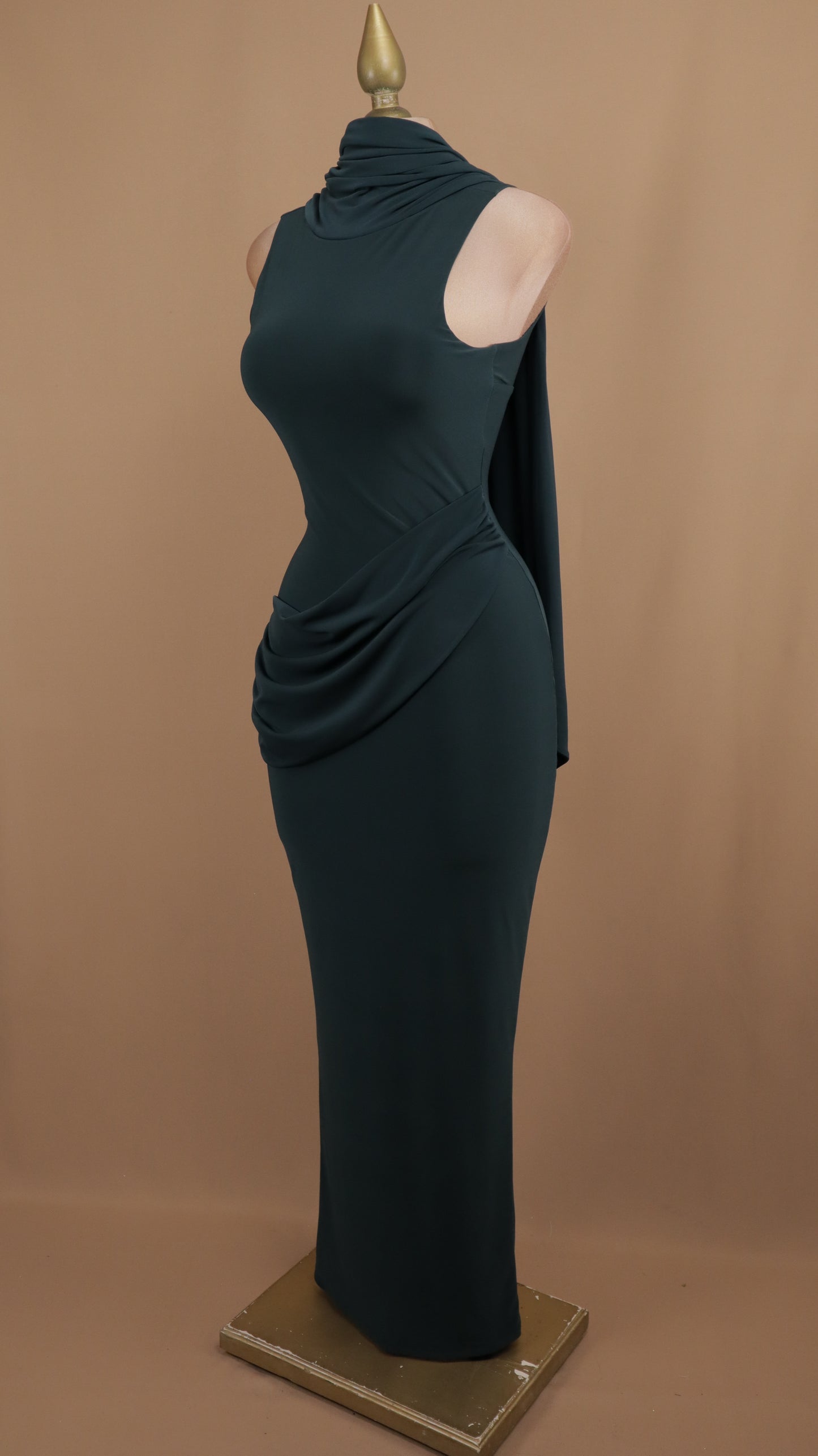 Vestido largo con cauda en cuello