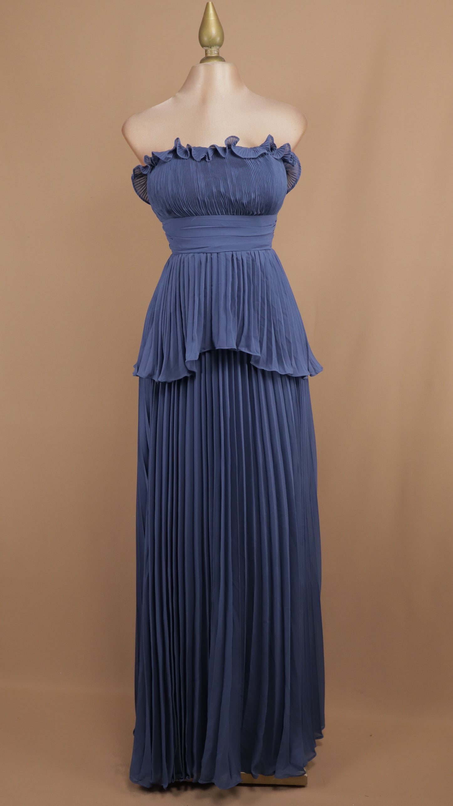 Vestido largo estraple y plisado en falda