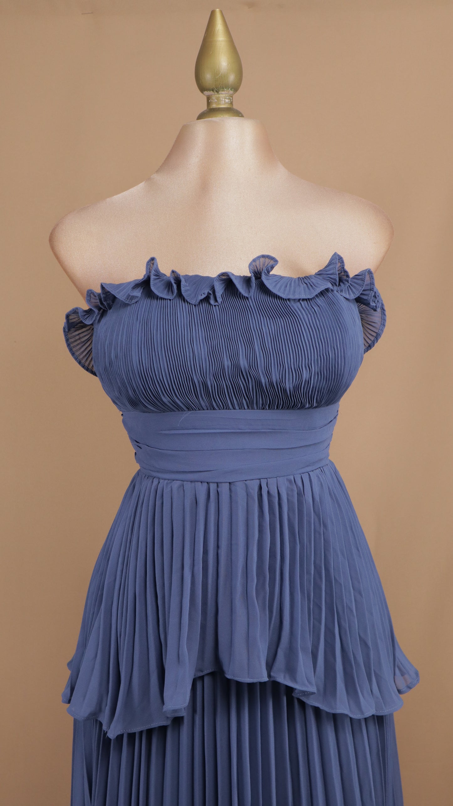 Vestido largo estraple y plisado en falda