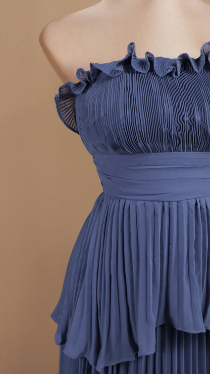 Vestido largo estraple y plisado en falda