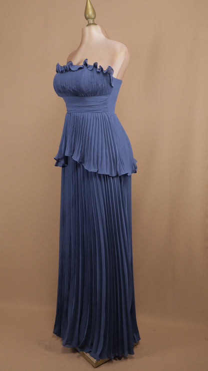 Vestido largo estraple y plisado en falda