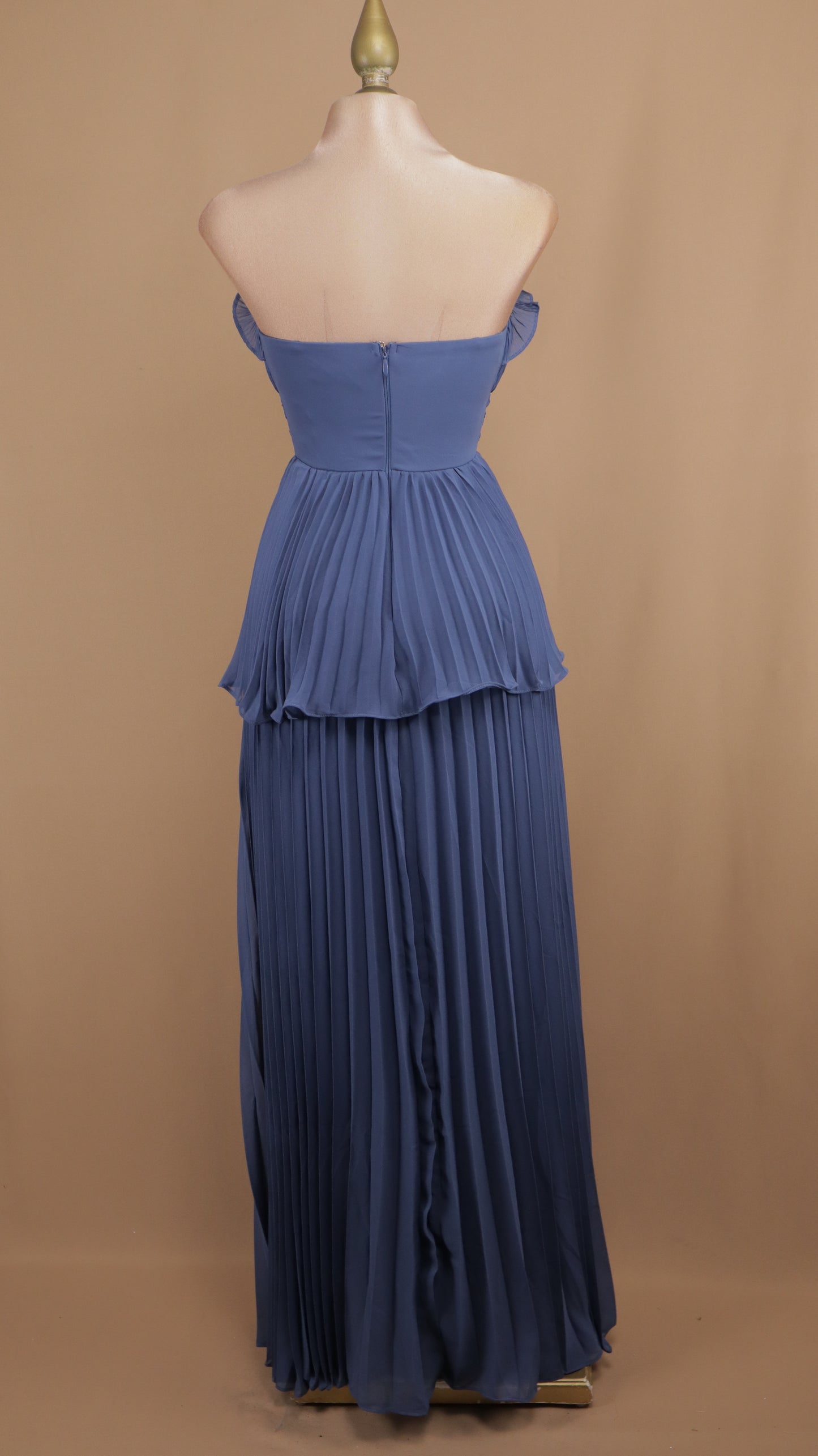 Vestido largo estraple y plisado en falda