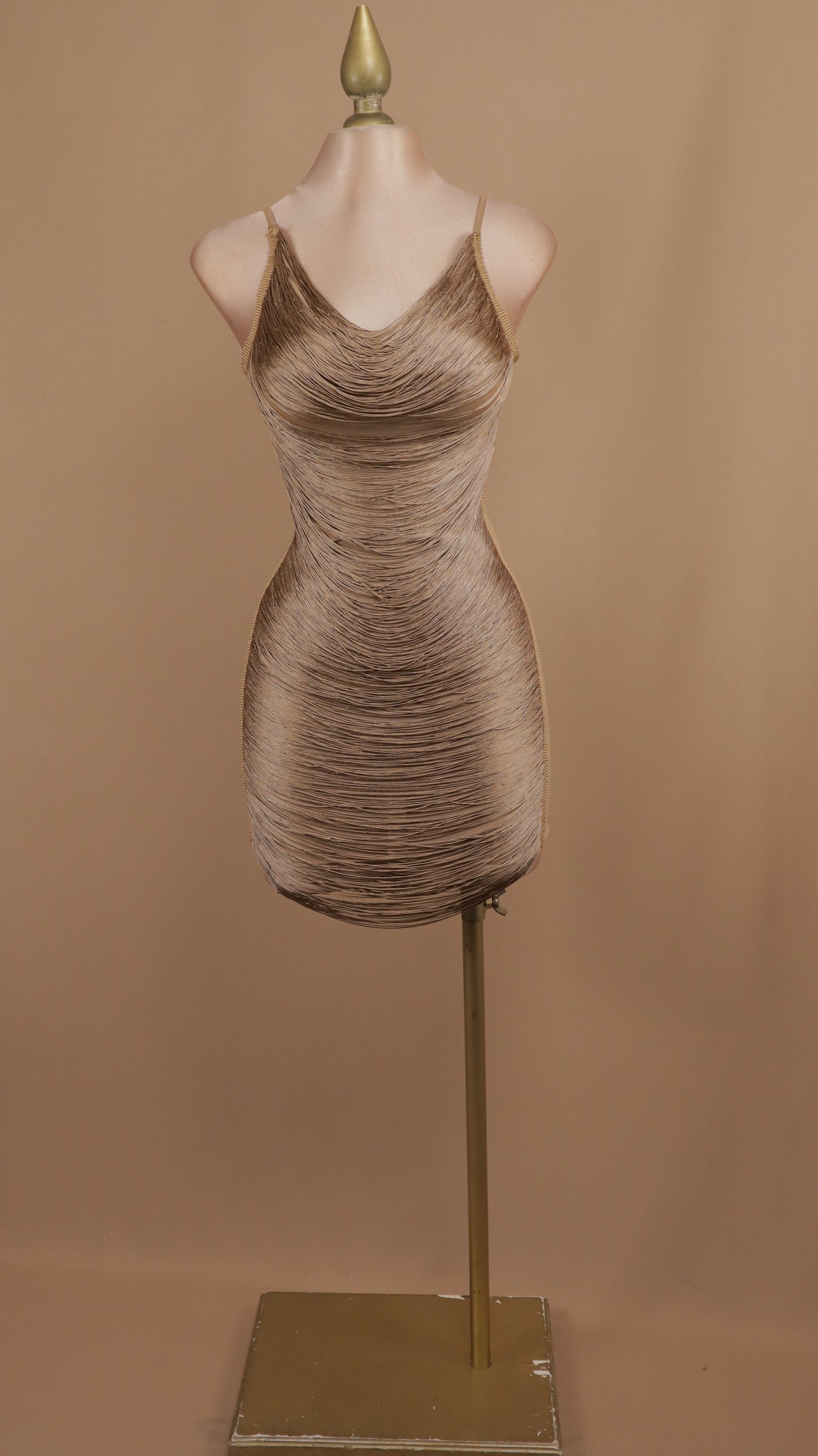 Vestido corto con flecos en onda y escote en la espalda