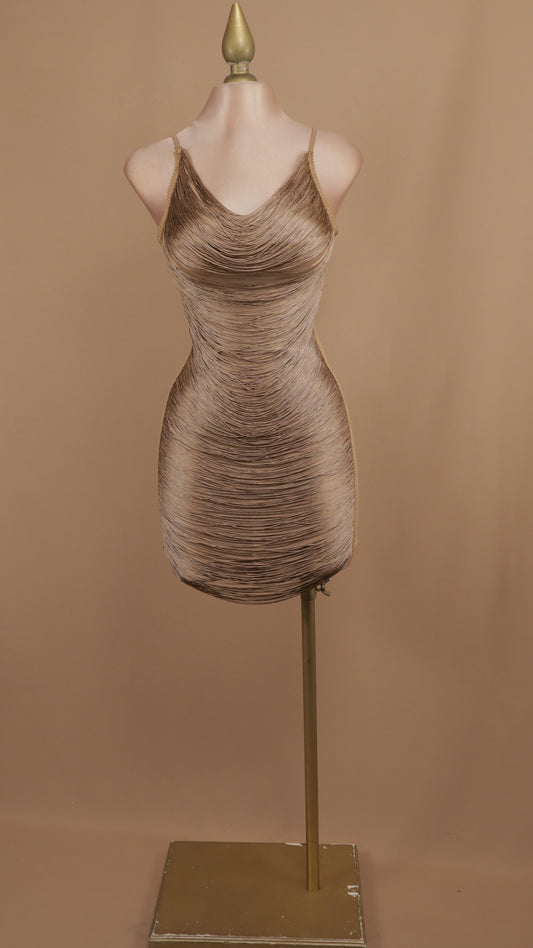 Vestido corto con flecos en onda y escote en la espalda