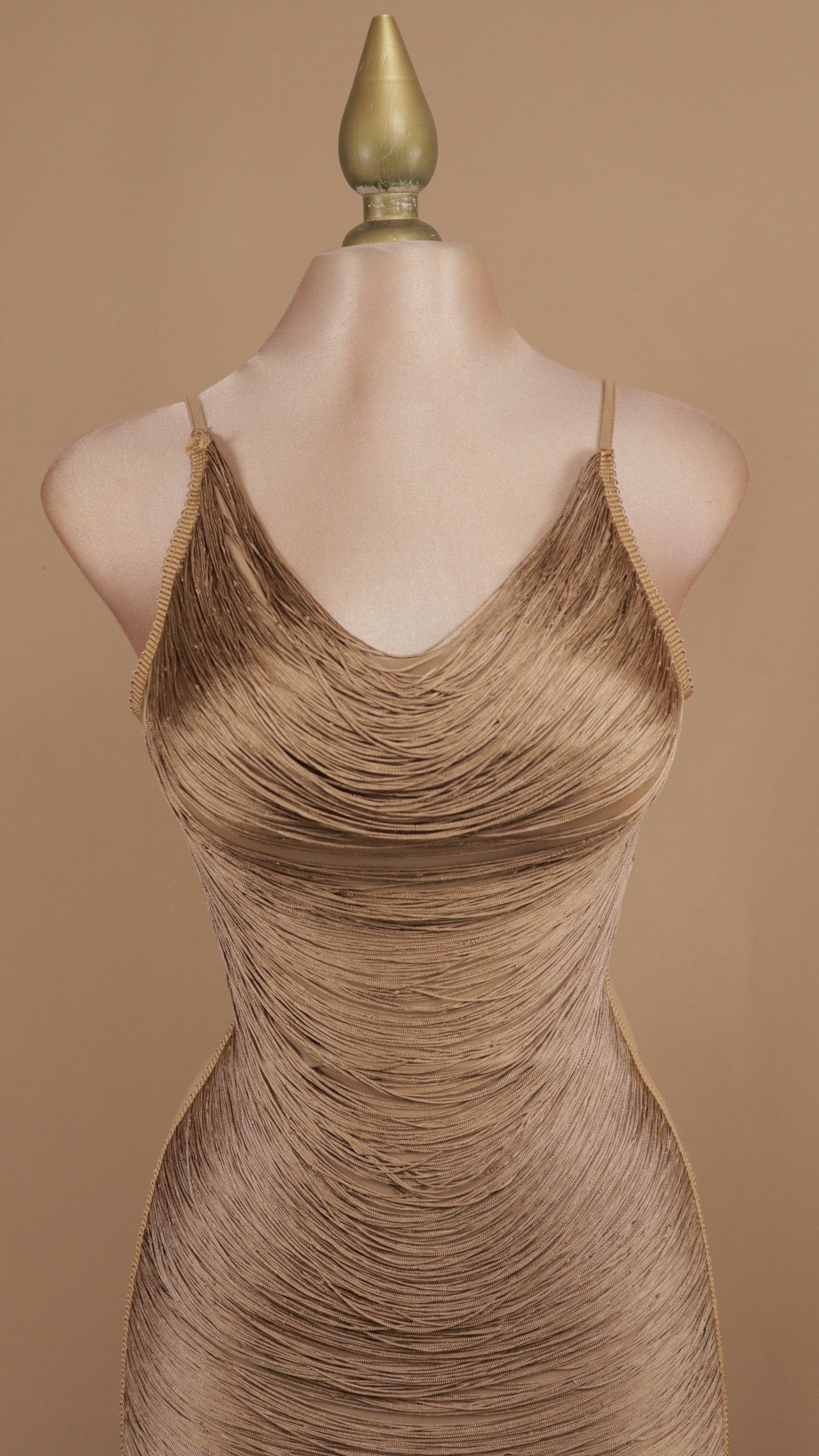 Vestido corto con flecos en onda y escote en la espalda