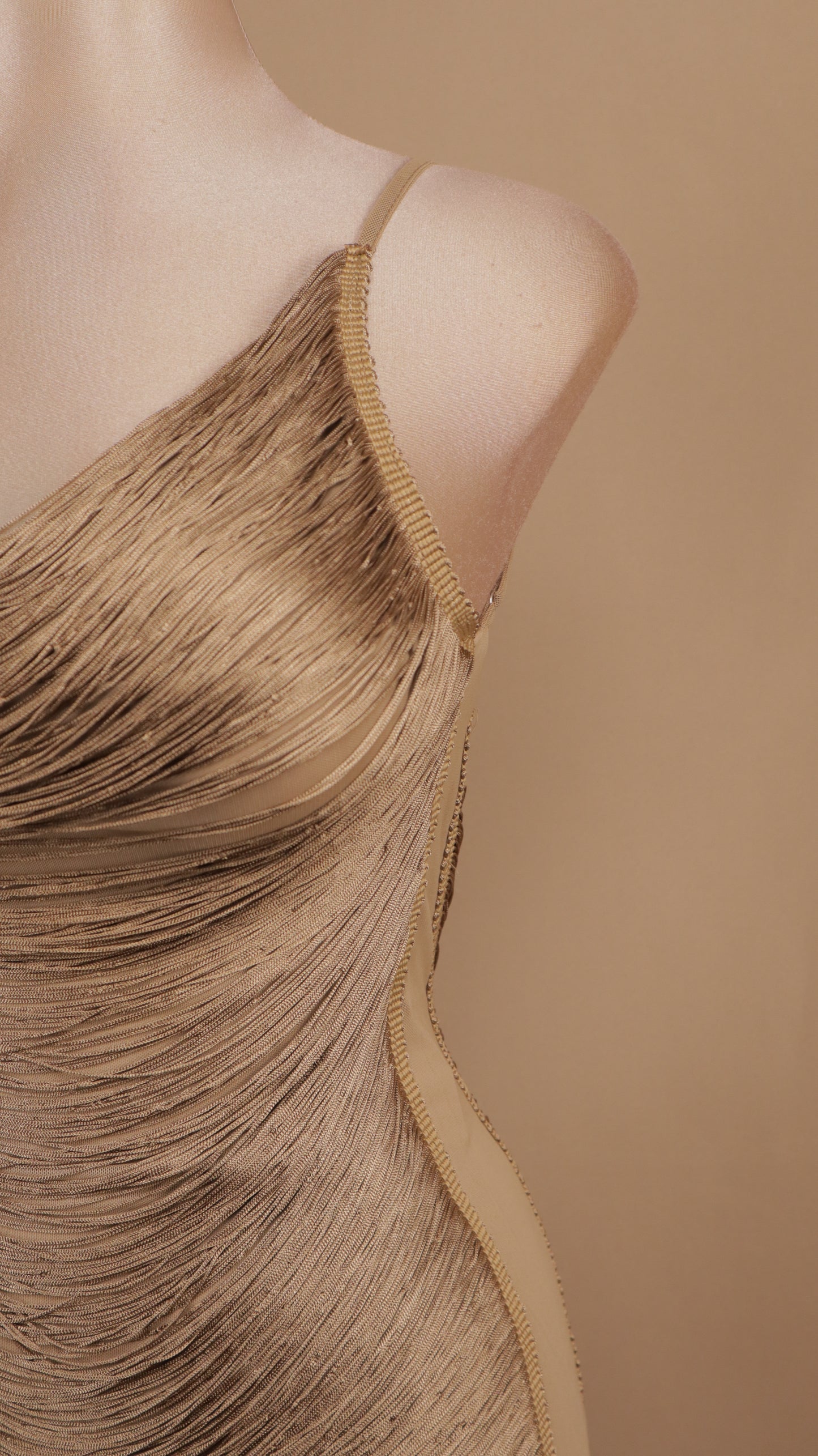 Vestido corto con flecos en onda y escote en la espalda