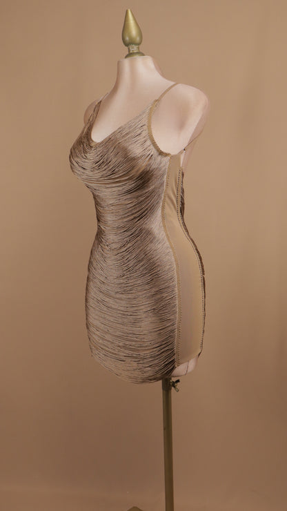 Vestido corto con flecos en onda y escote en la espalda