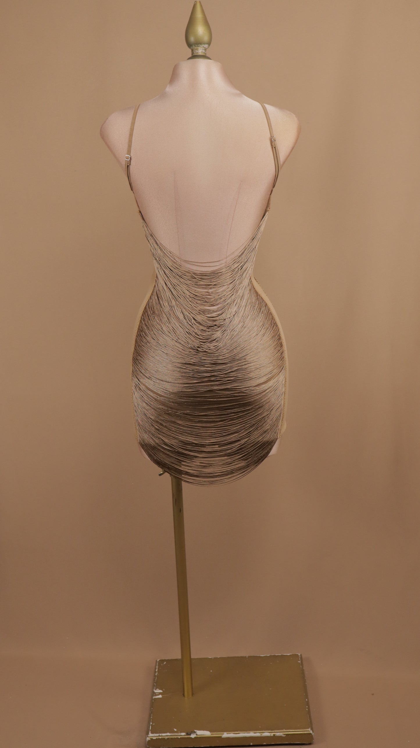 Vestido corto con flecos en onda y escote en la espalda