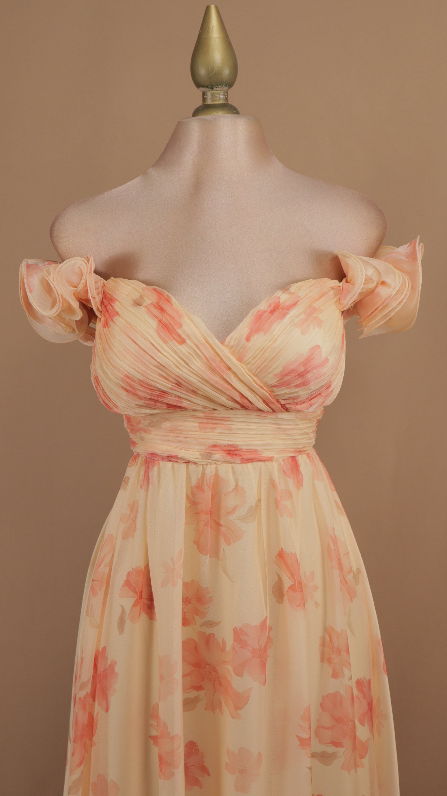 Vestido largo estampado al hombro con escote en busto