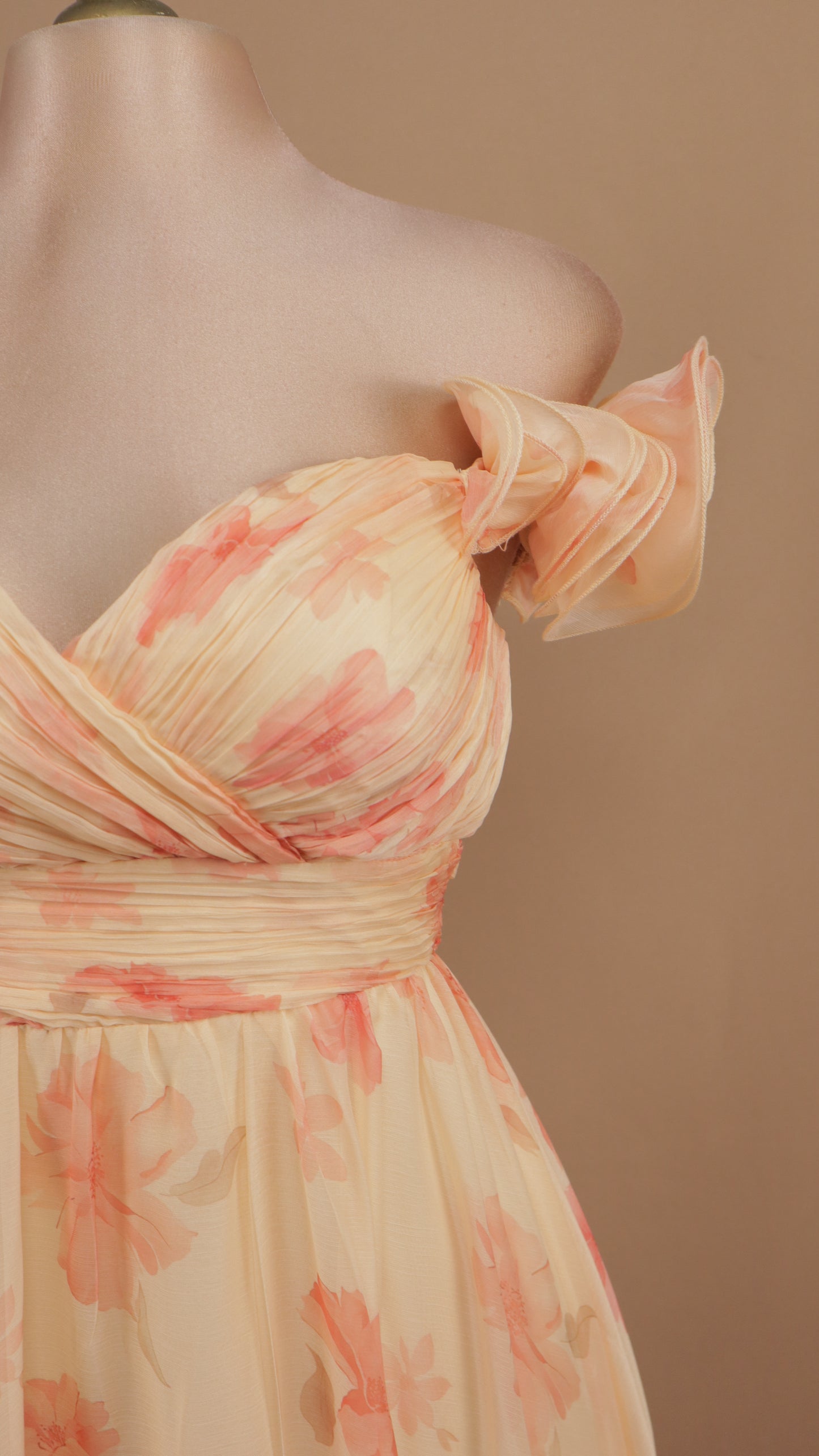 Vestido largo estampado al hombro con escote en busto