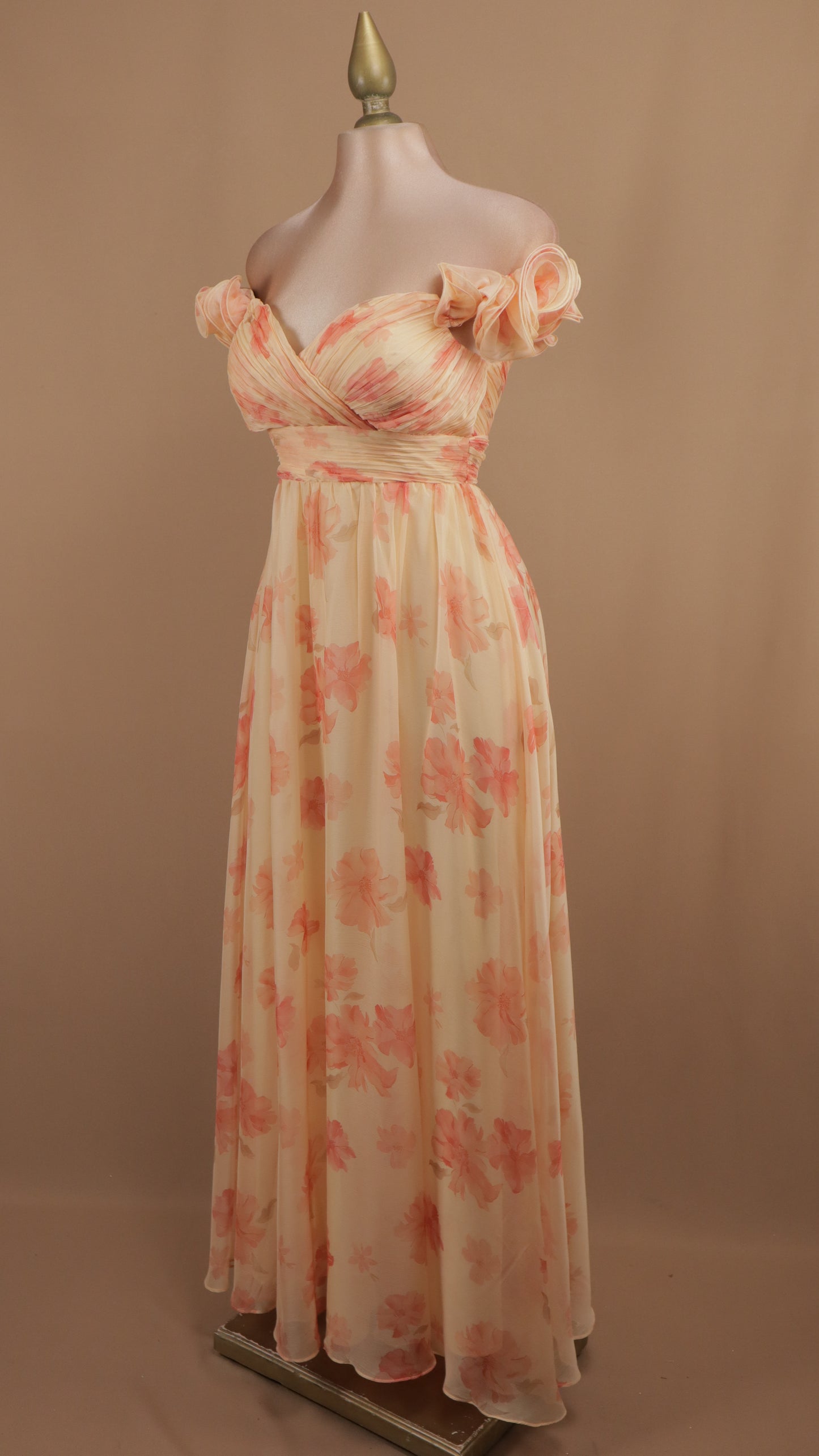 Vestido largo estampado al hombro con escote en busto