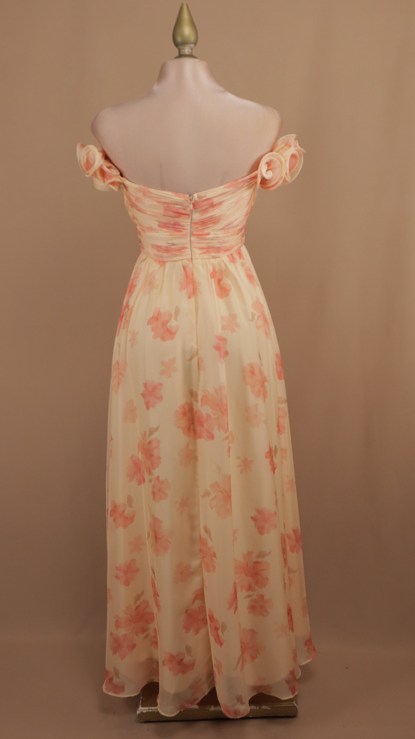 Vestido largo estampado al hombro con escote en busto