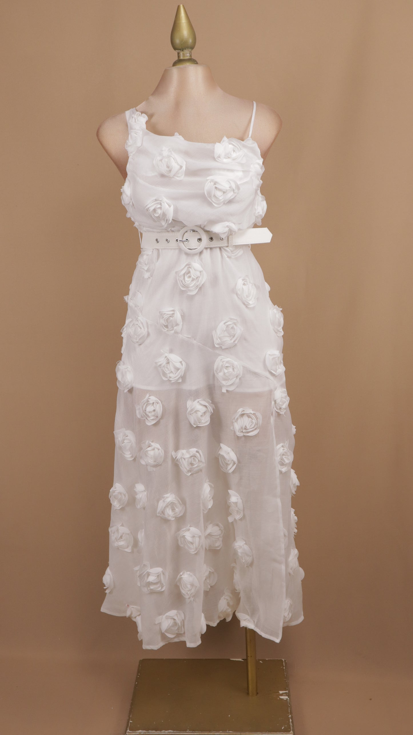 Vestido midi con flor en 3D y cinto