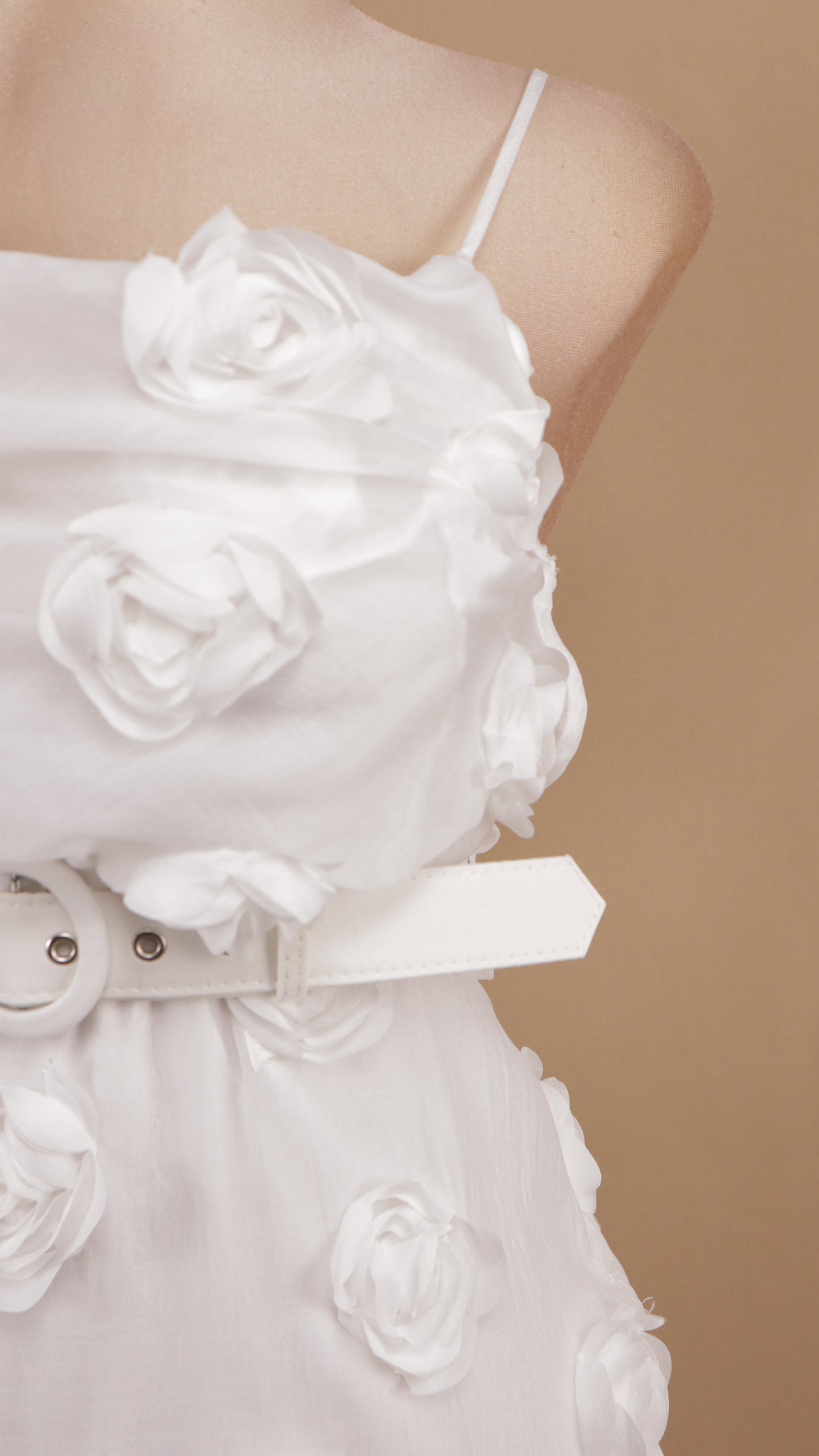 Vestido midi con flor en 3D y cinto