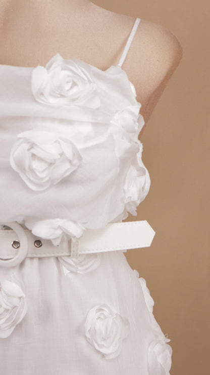 Vestido midi con flor en 3D y cinto
