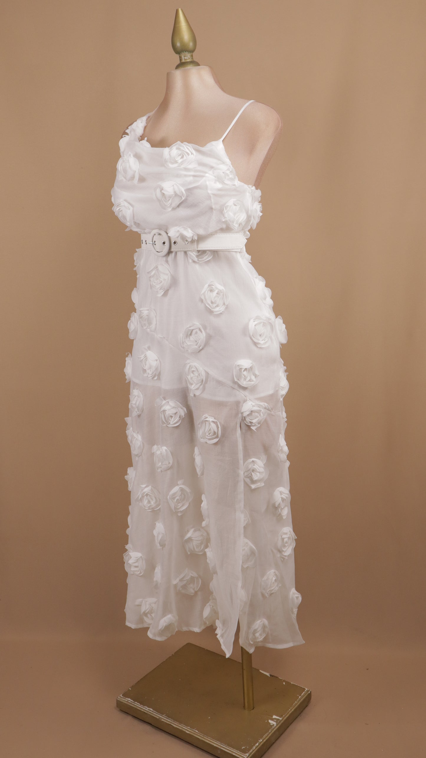 Vestido midi con flor en 3D y cinto