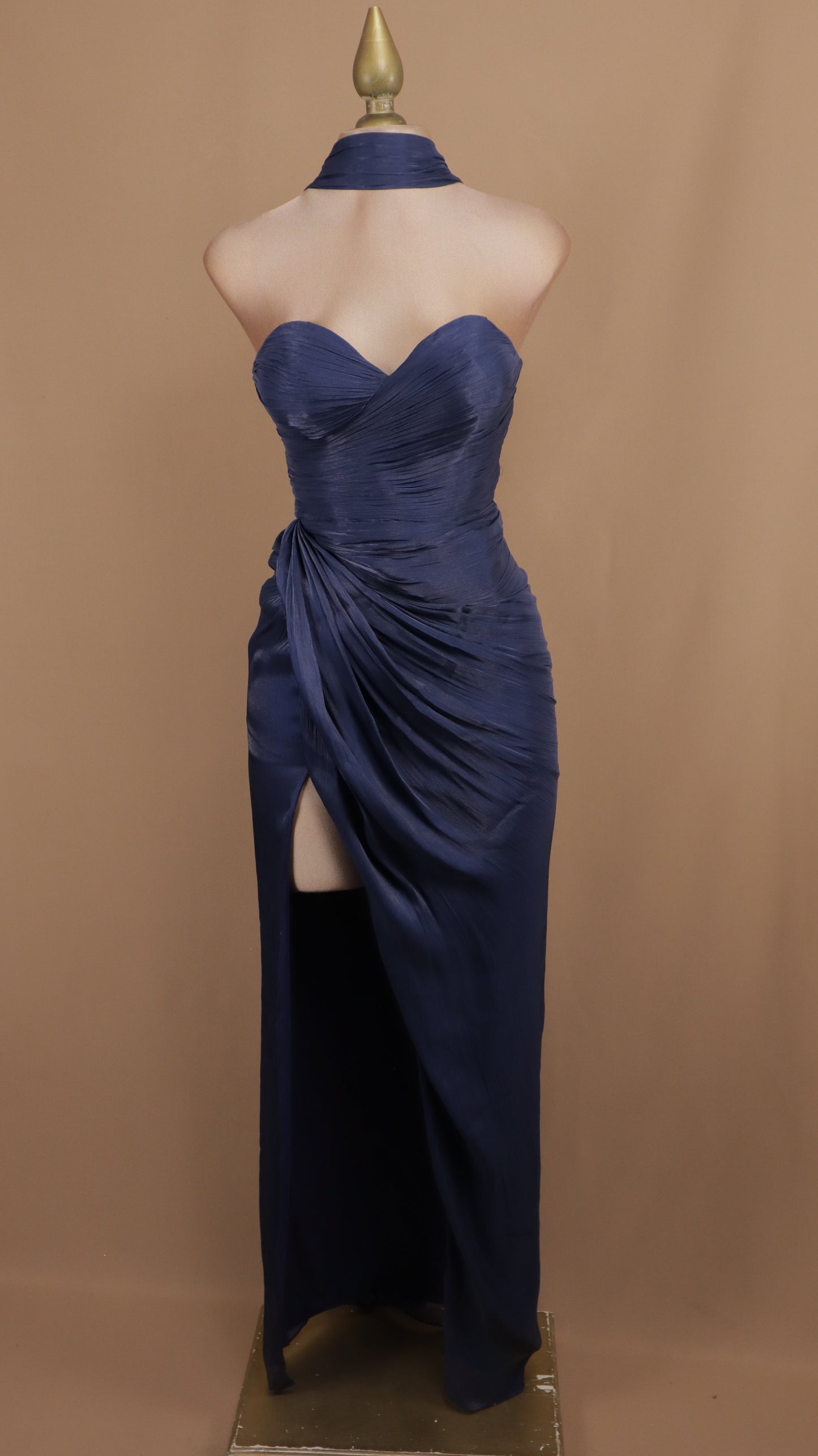 Vestido largo estraple drapeado con estola en cuello