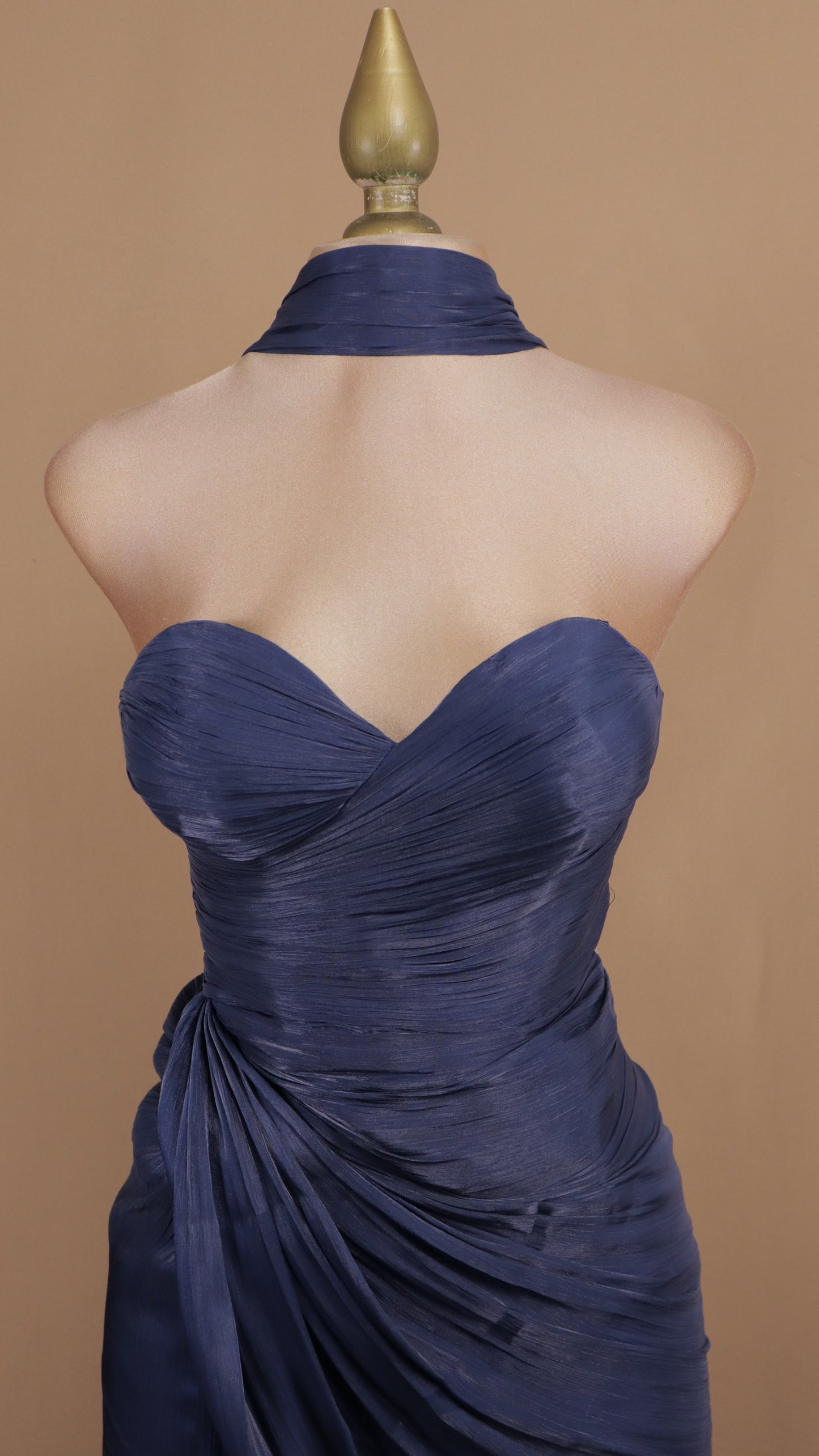 Vestido largo estraple drapeado con estola en cuello