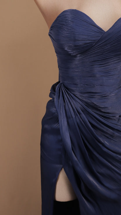 Vestido largo estraple drapeado con estola en cuello