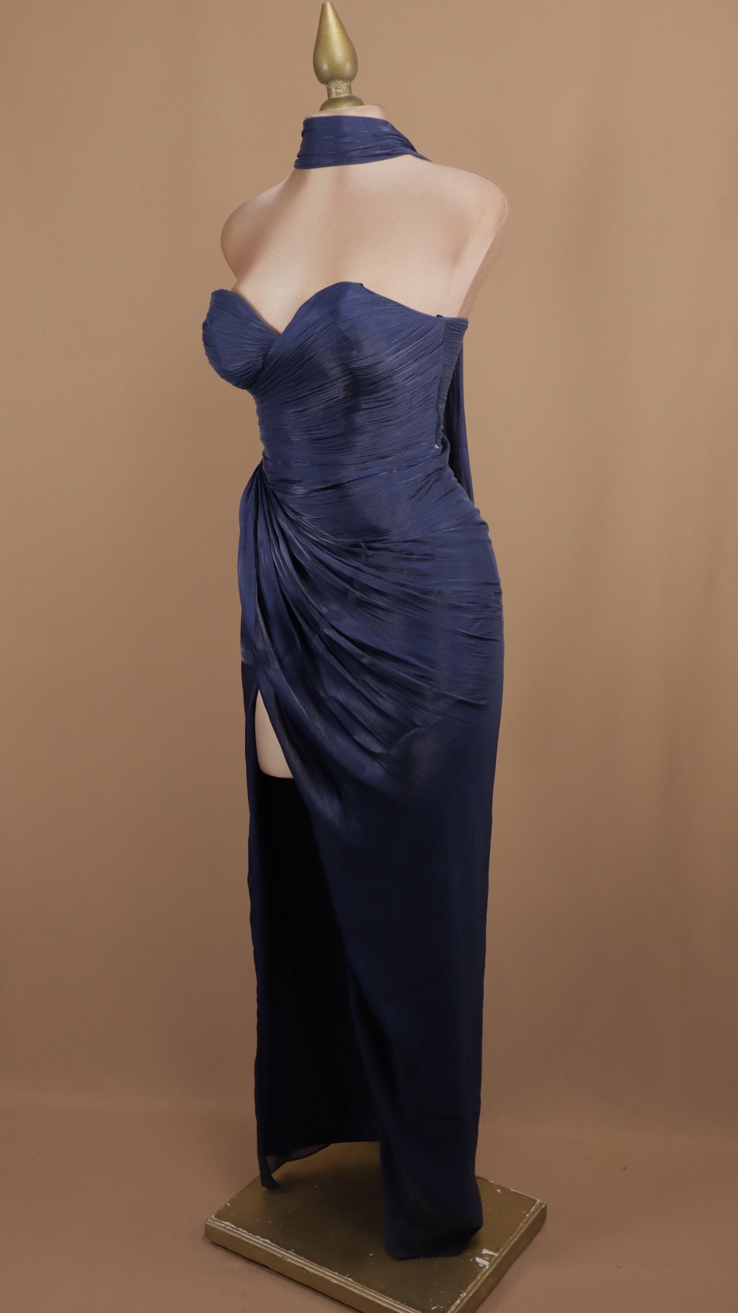 Vestido largo estraple drapeado con estola en cuello