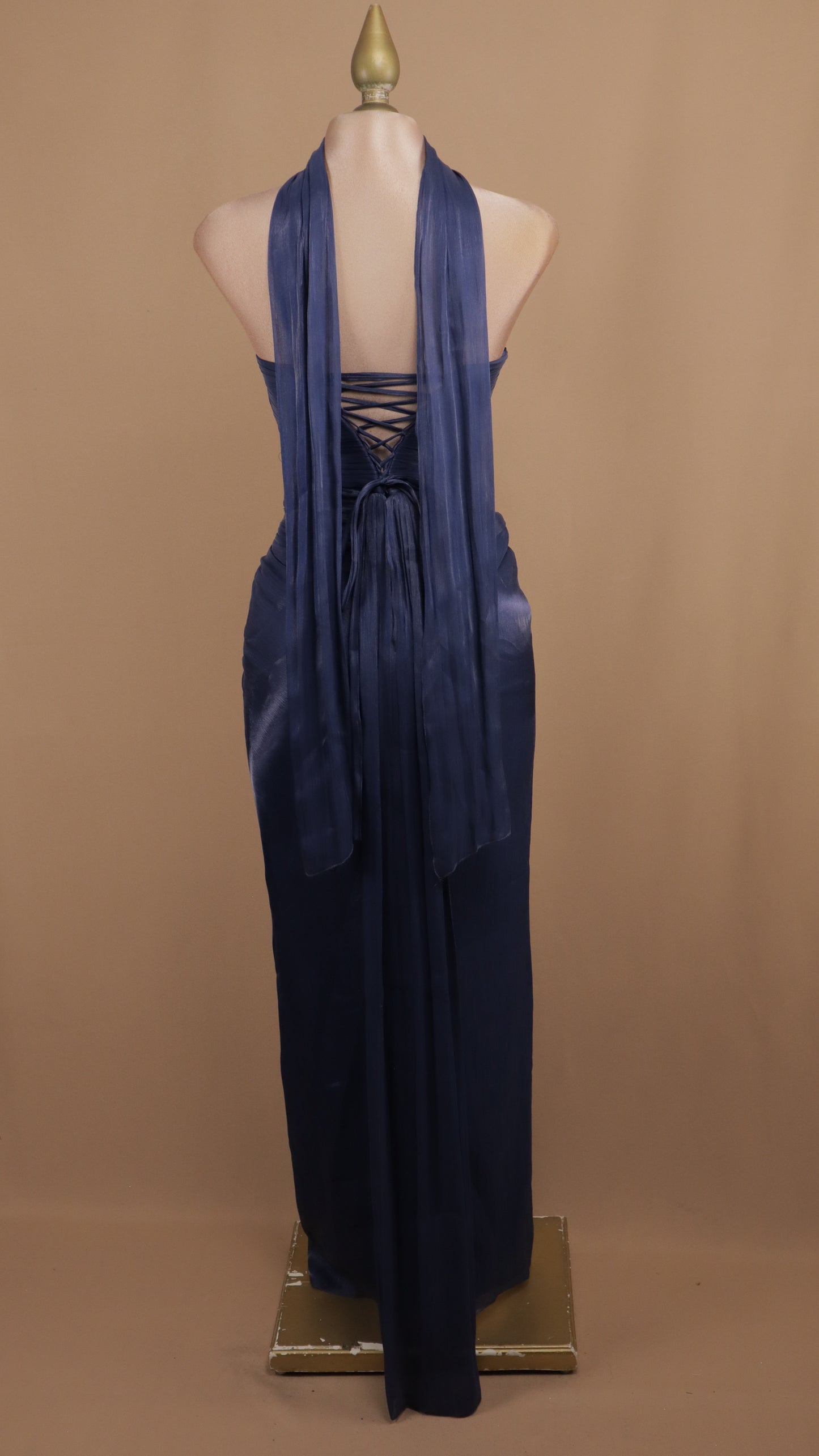 Vestido largo estraple drapeado con estola en cuello