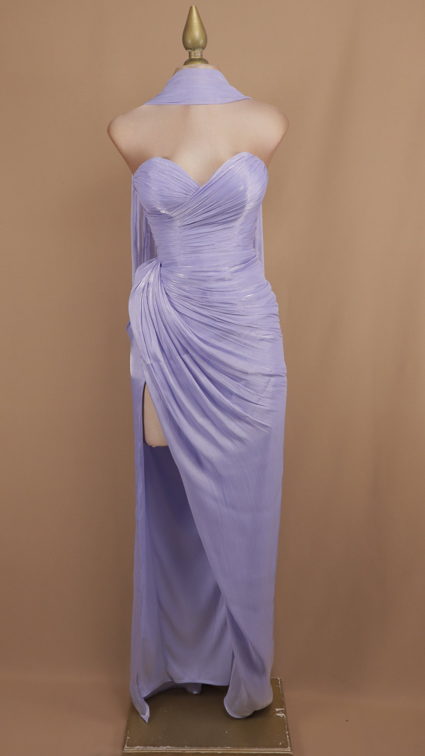 Vestido largo estraple drapeado con estola en cuello