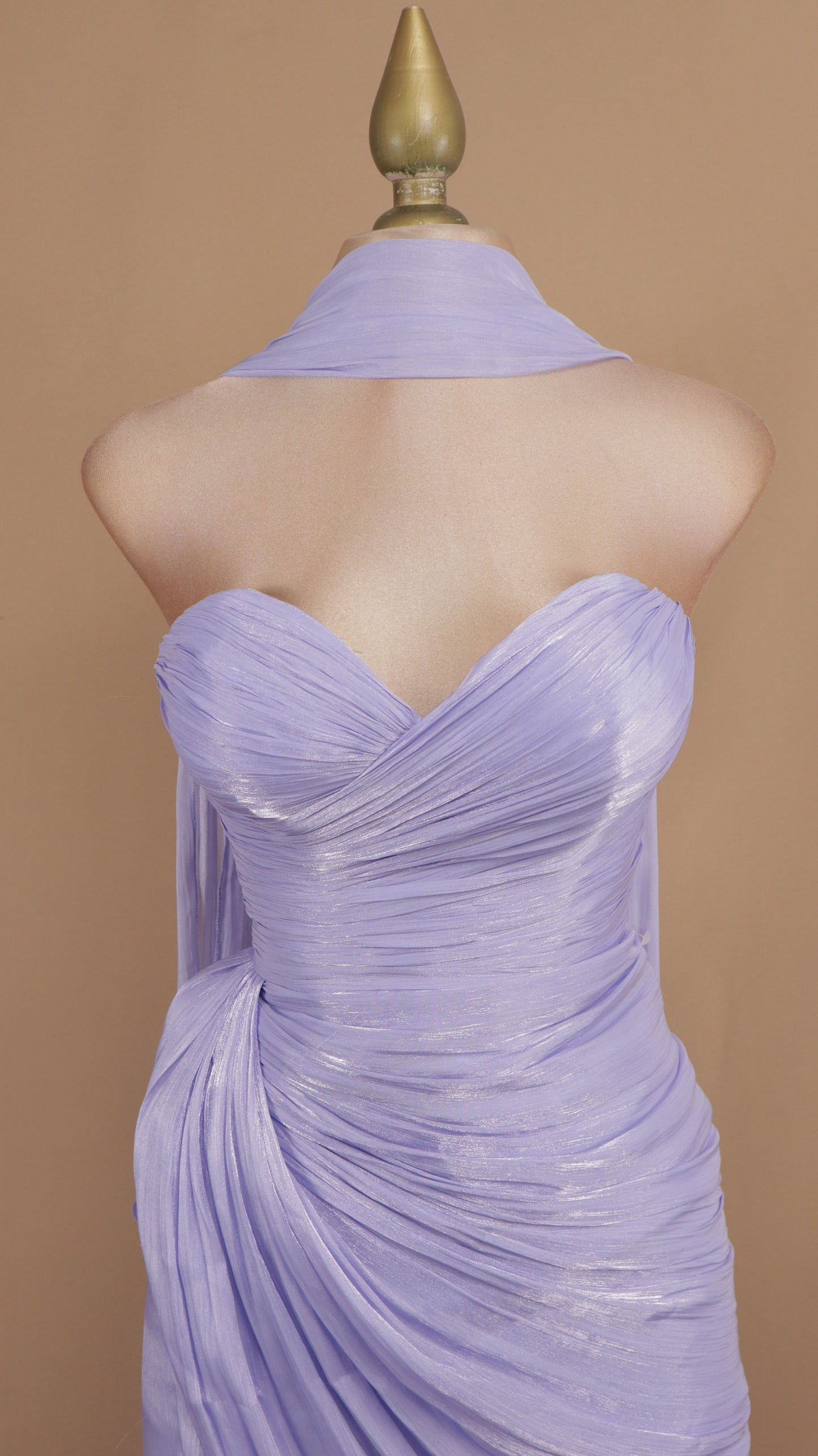 Vestido largo estraple drapeado con estola en cuello