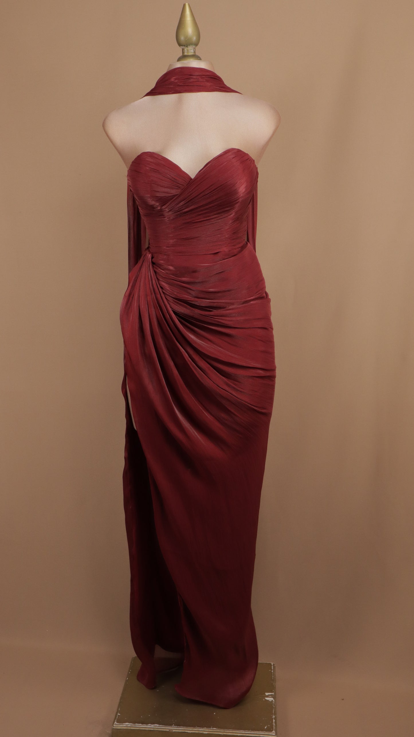 Vestido largo estraple drapeado con estola en cuello