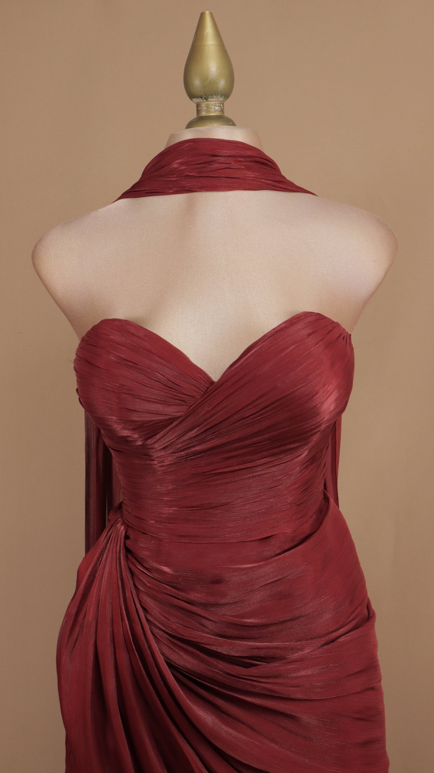 Vestido largo estraple drapeado con estola en cuello