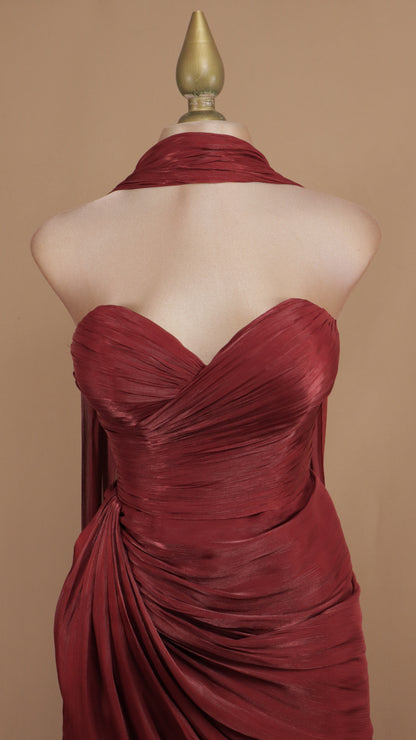 Vestido largo estraple drapeado con estola en cuello