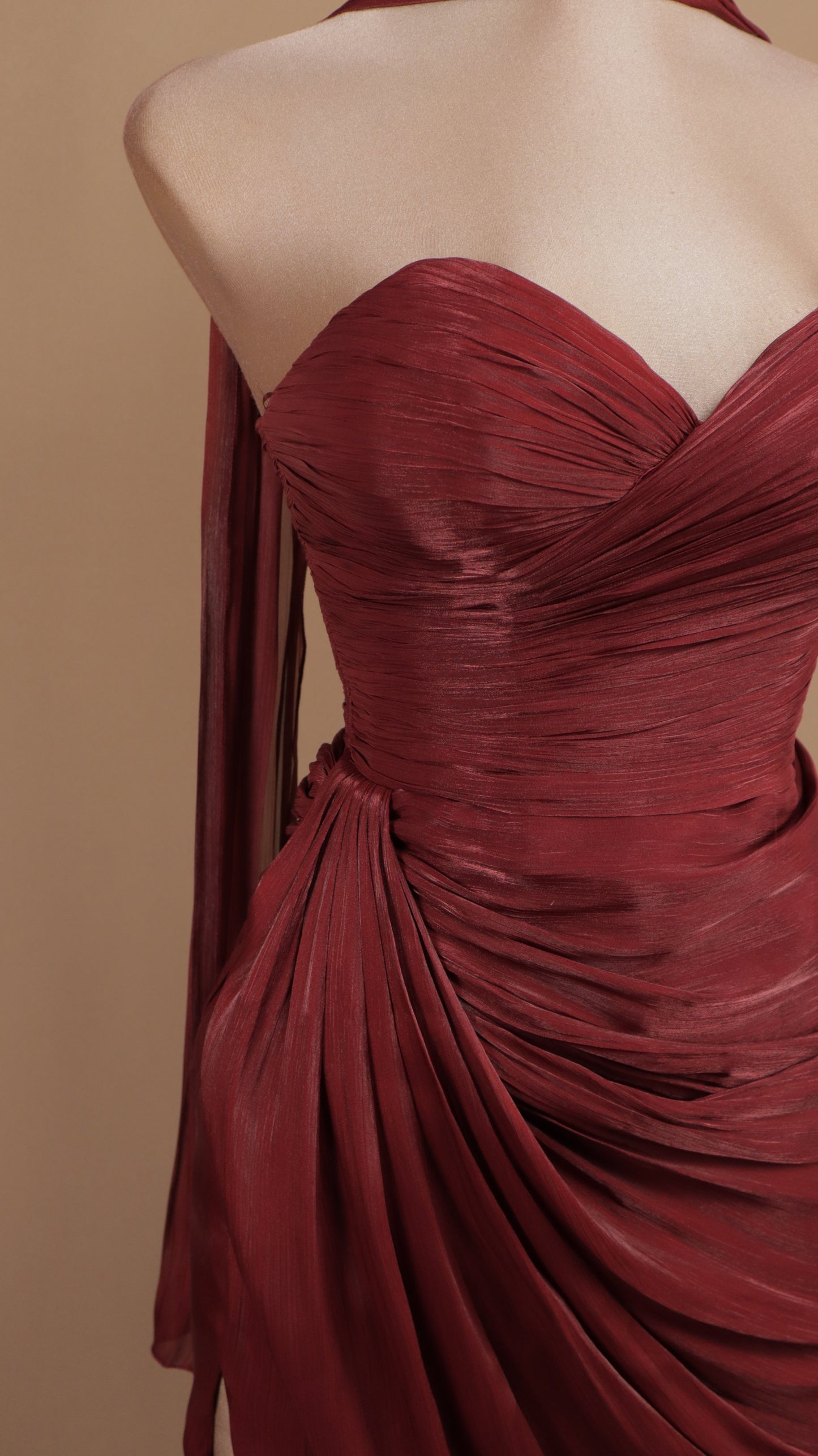 Vestido largo estraple drapeado con estola en cuello