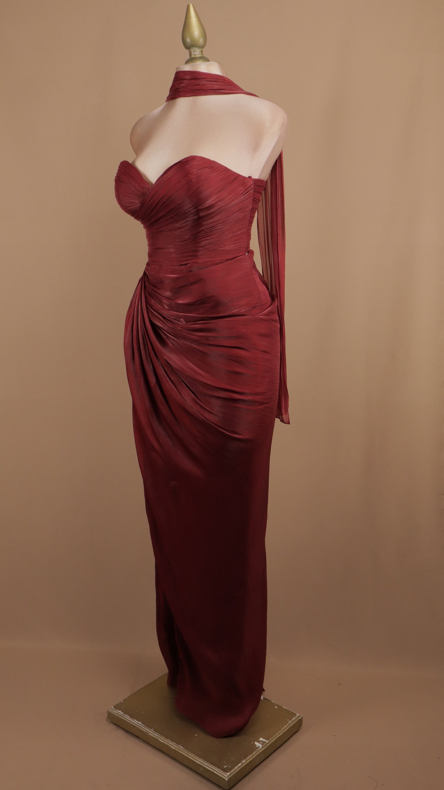 Vestido largo estraple drapeado con estola en cuello