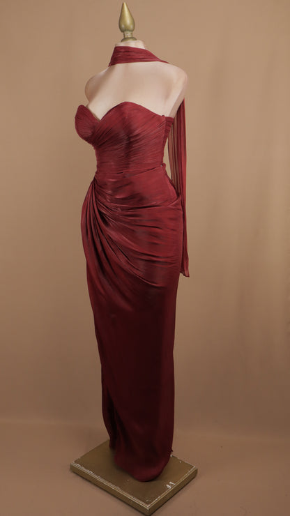 Vestido largo estraple drapeado con estola en cuello