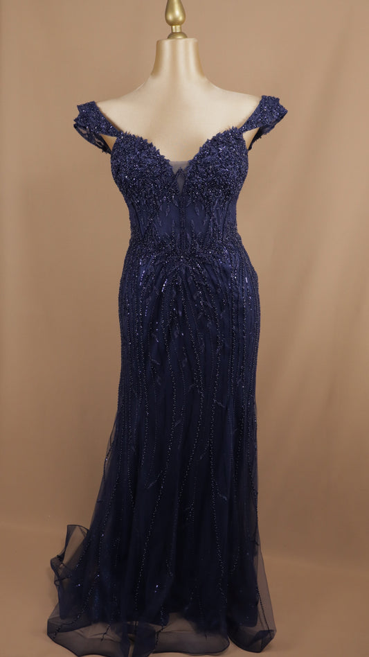 Vestido largo plus size con escote al hombro y aplicación