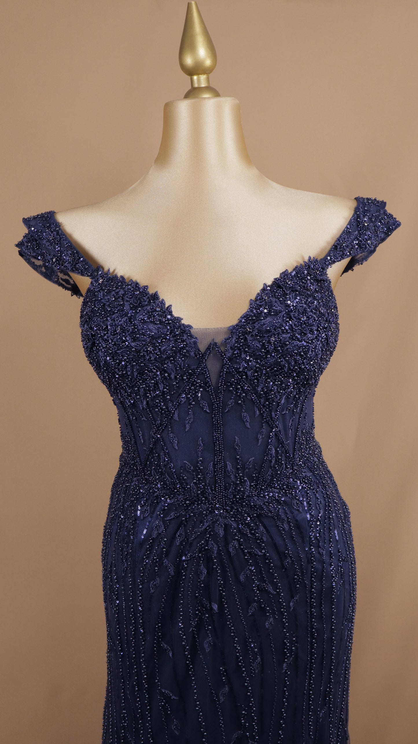 Vestido largo plus size con escote al hombro y aplicación