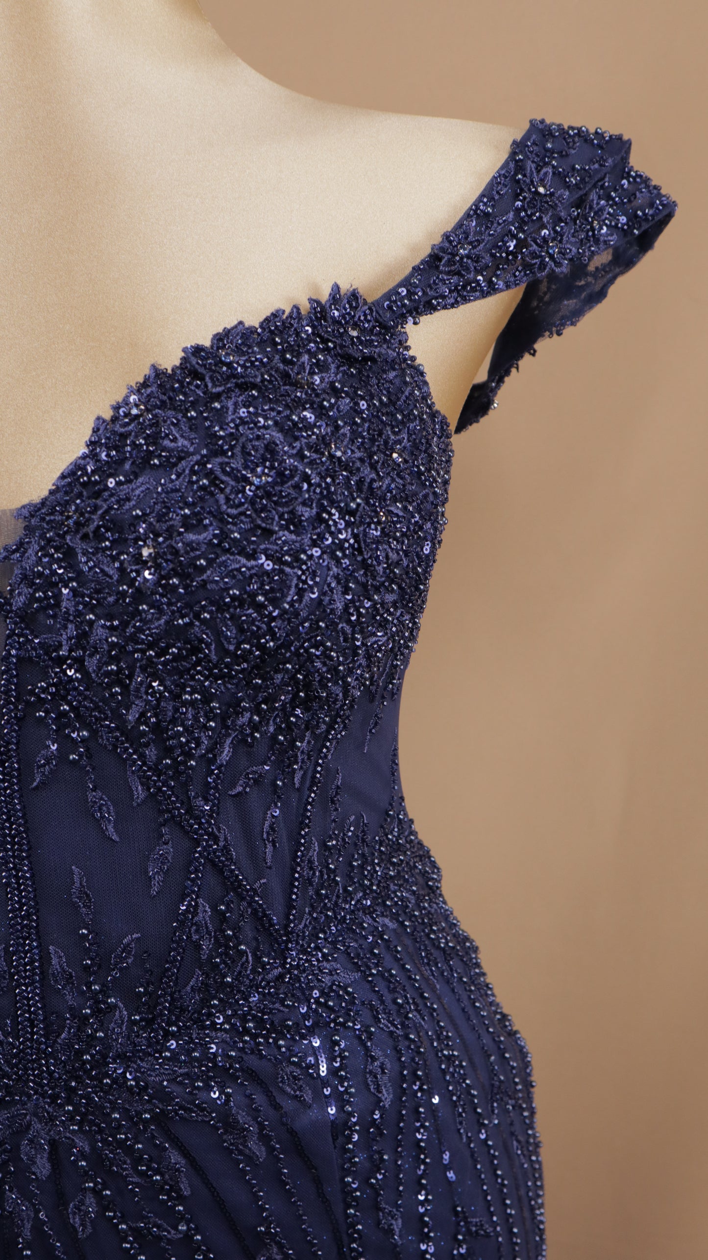 Vestido largo plus size con escote al hombro y aplicación