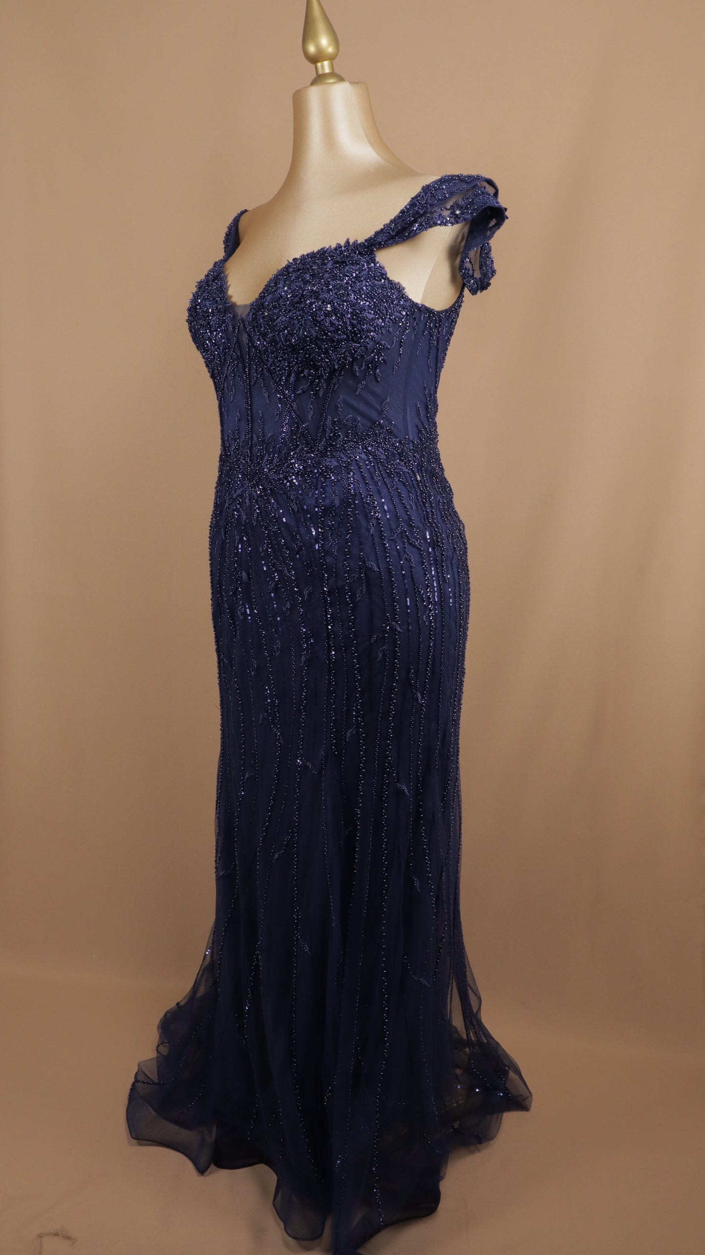 Vestido largo plus size con escote al hombro y aplicación