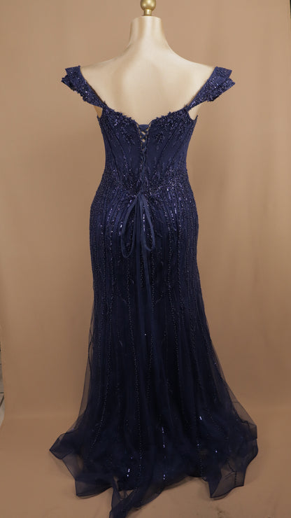 Vestido largo plus size con escote al hombro y aplicación