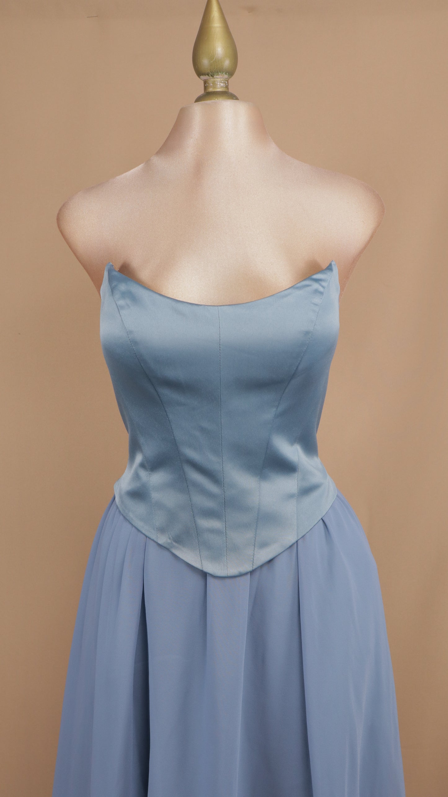 Vestido largo estraple con falda de chiffon