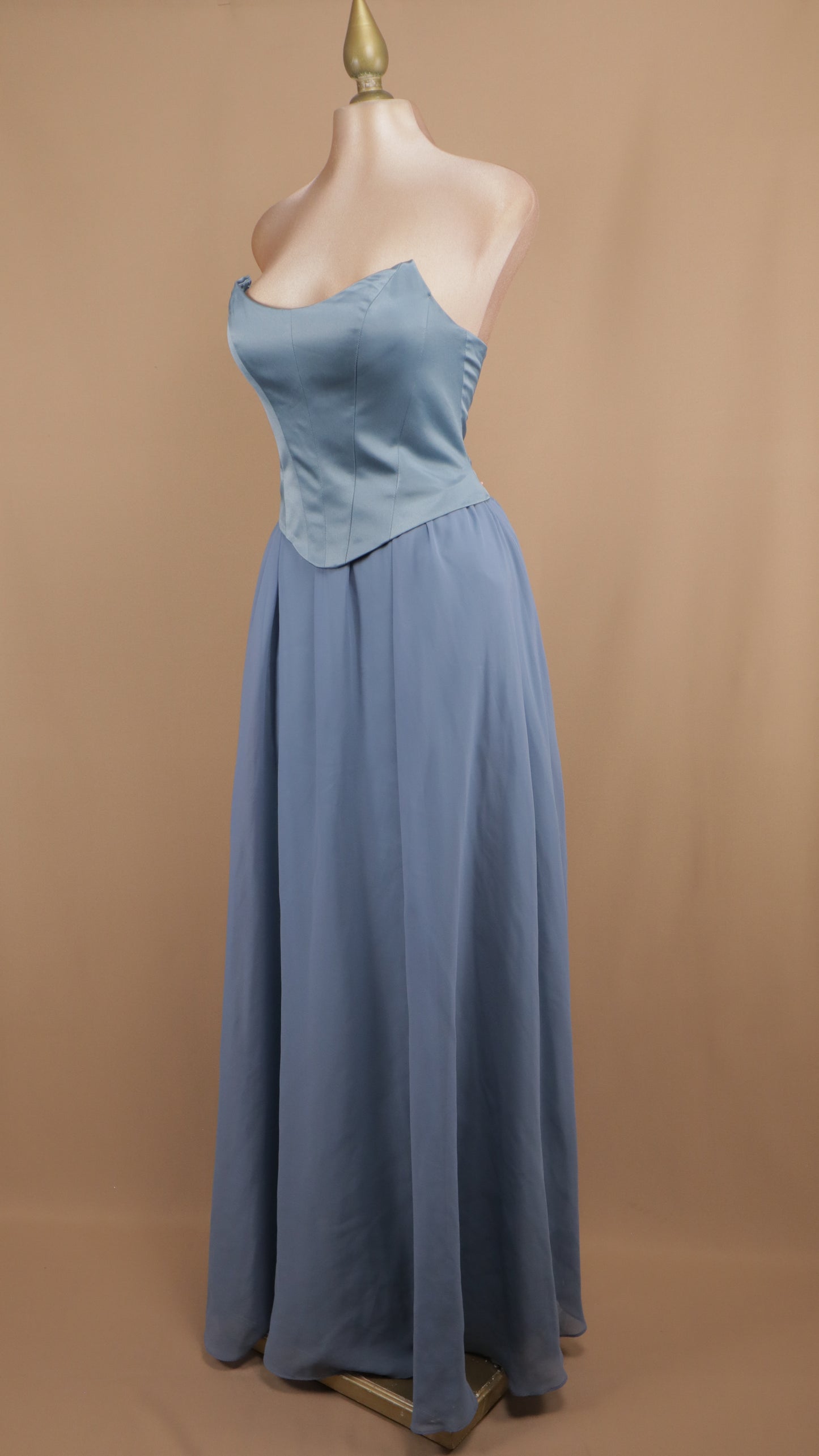 Vestido largo estraple con falda de chiffon