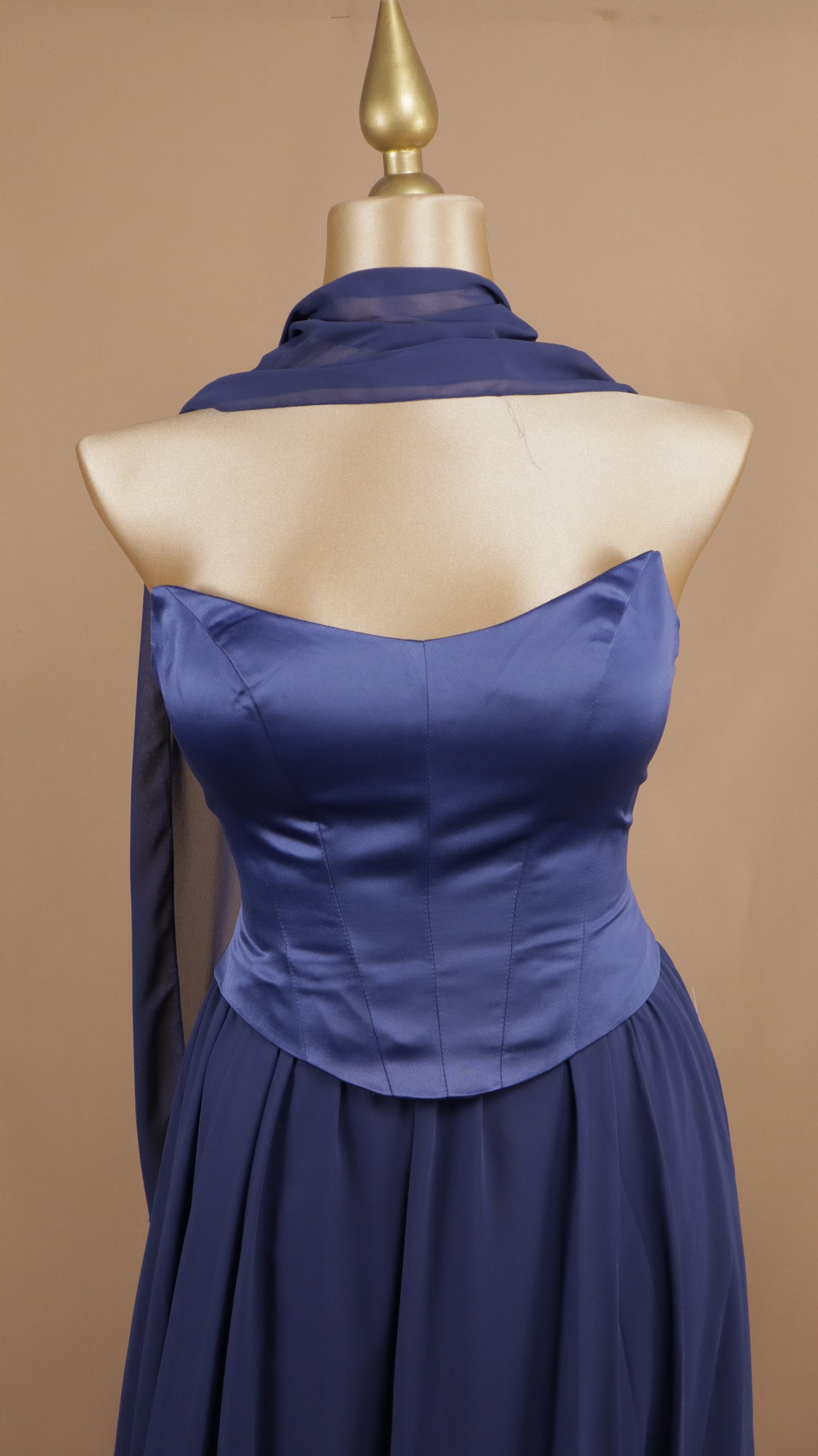 Vestido largo estraple con falda de chiffon