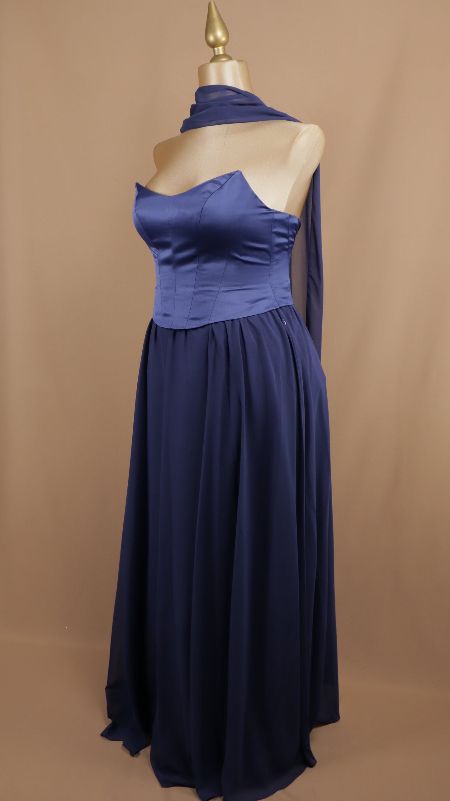 Vestido largo estraple con falda de chiffon