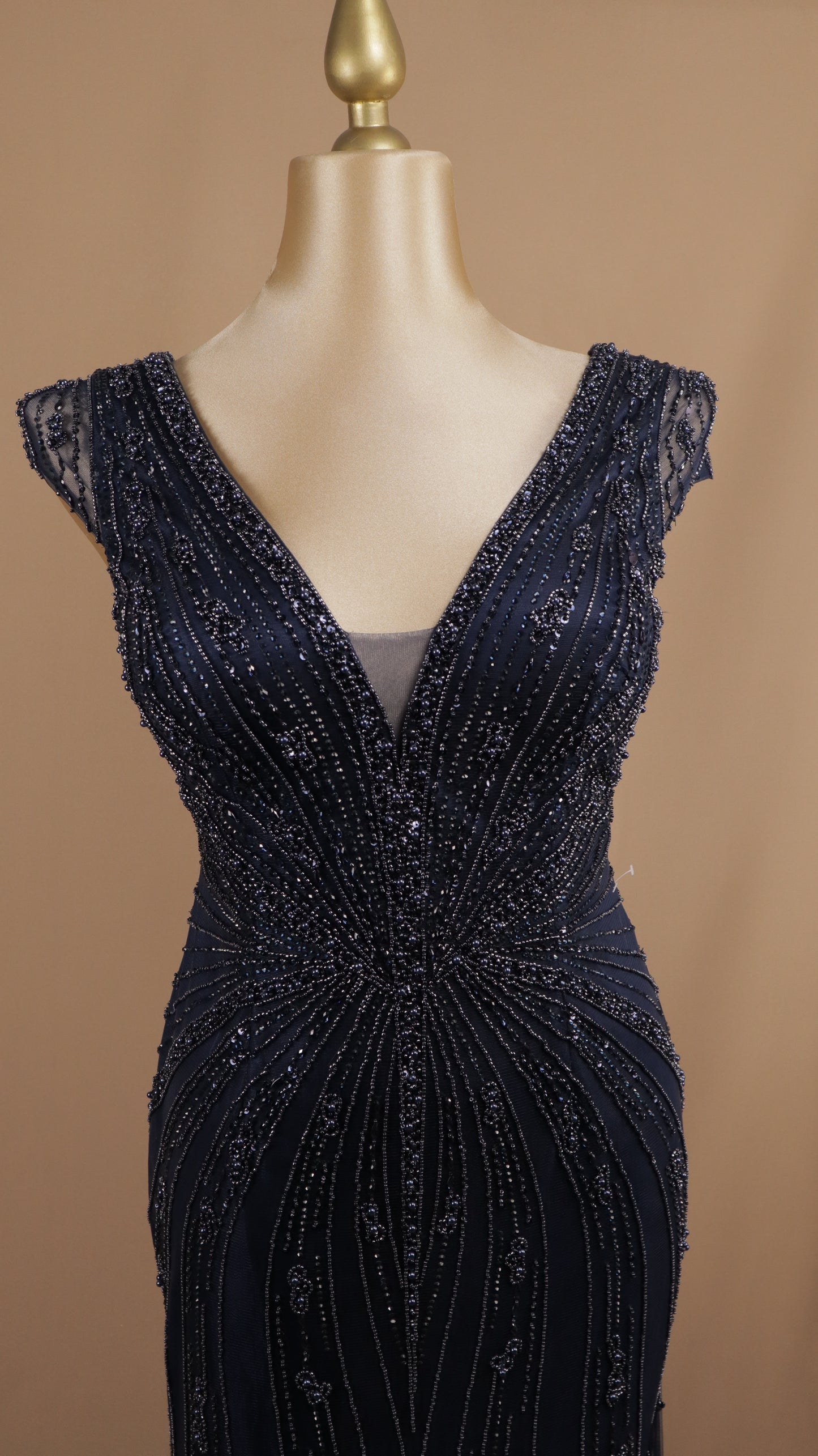 Vestido largo extra con aplicación y escote en V