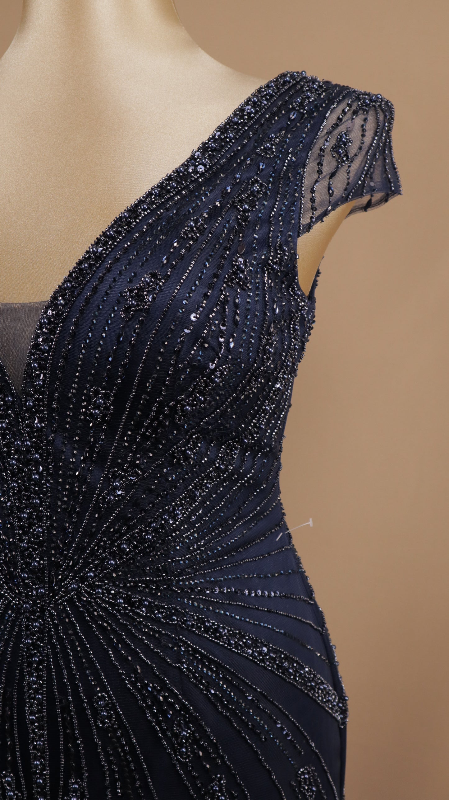 Vestido largo extra con aplicación y escote en V