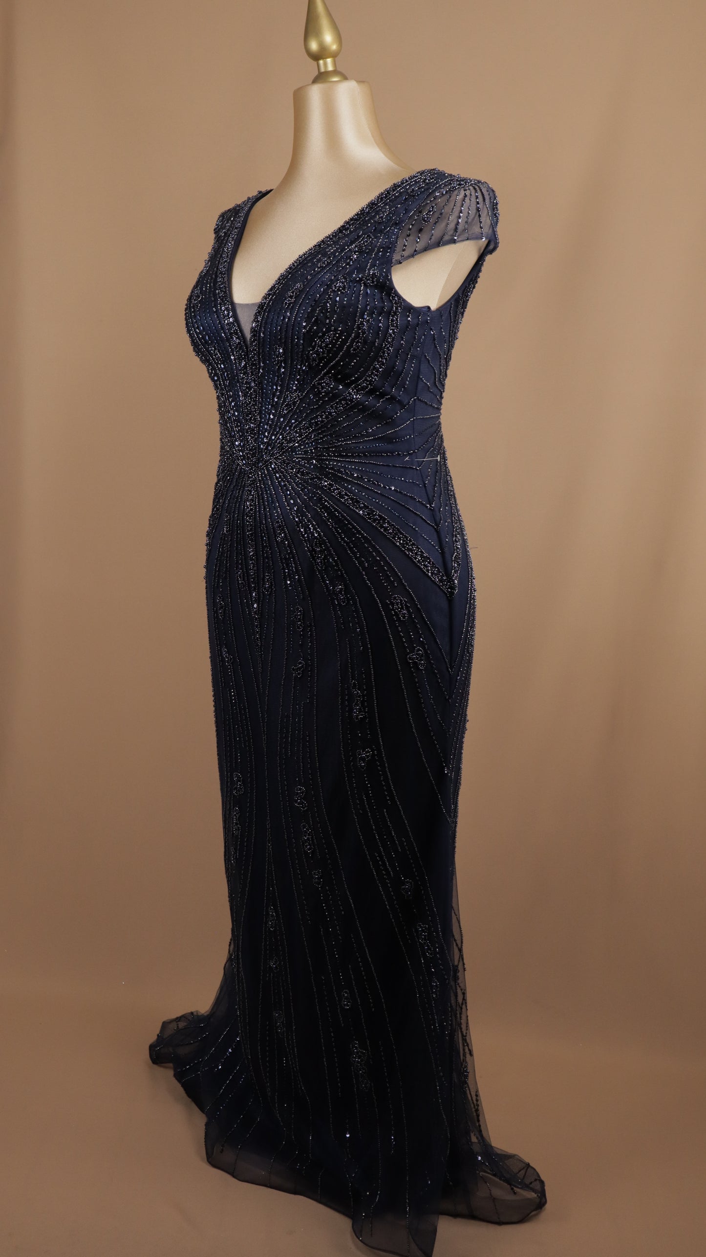 Vestido largo extra con aplicación y escote en V