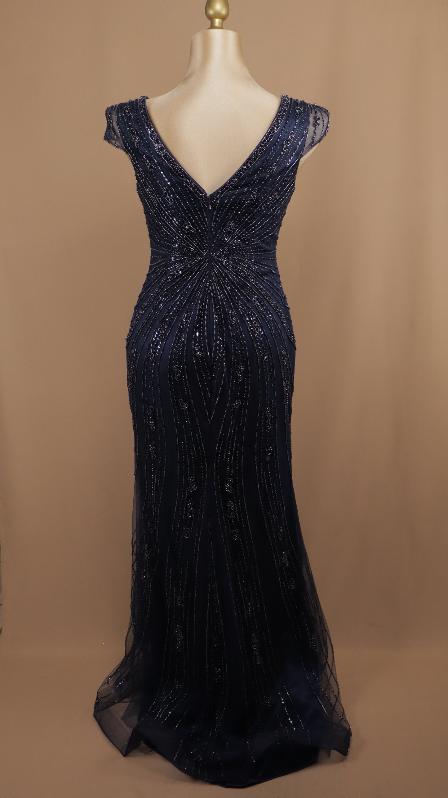 Vestido largo extra con aplicación y escote en V