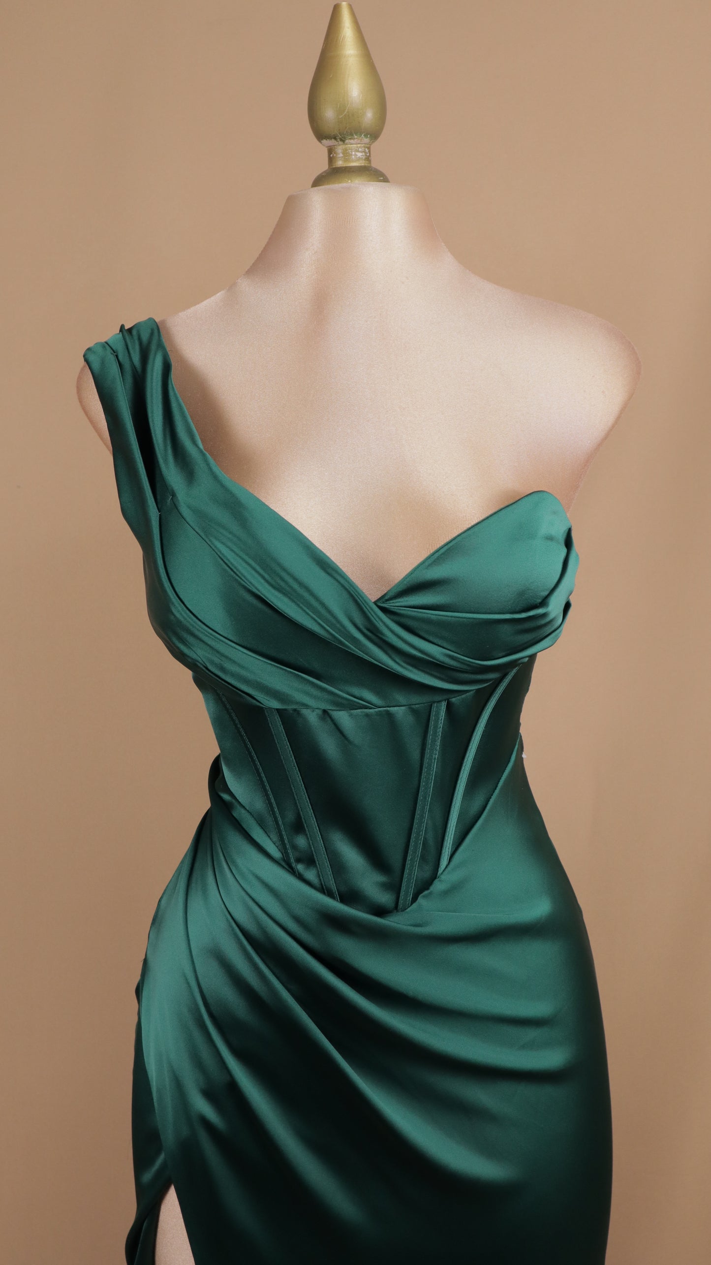 Vestido largo satinado asimétrico