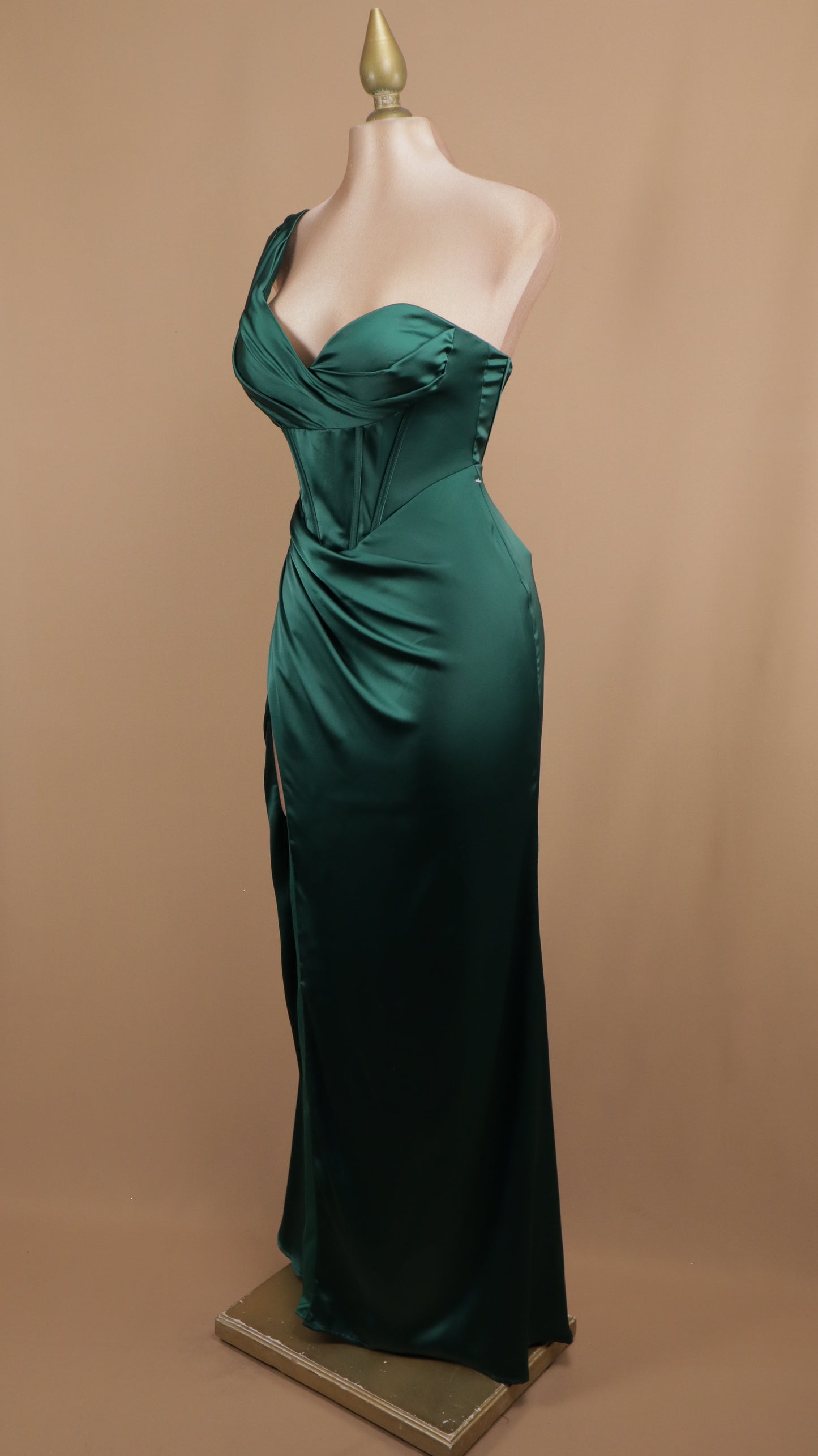 Vestido largo satinado asimétrico